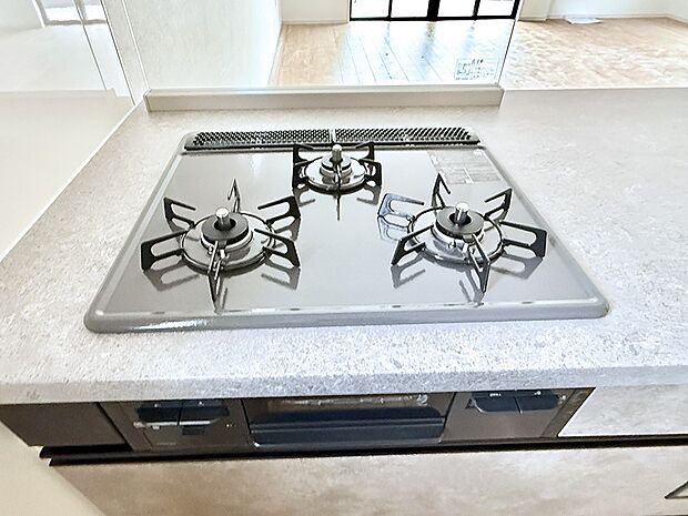 ■3口コンロのシステムキッチンで料理の手順もスムーズに