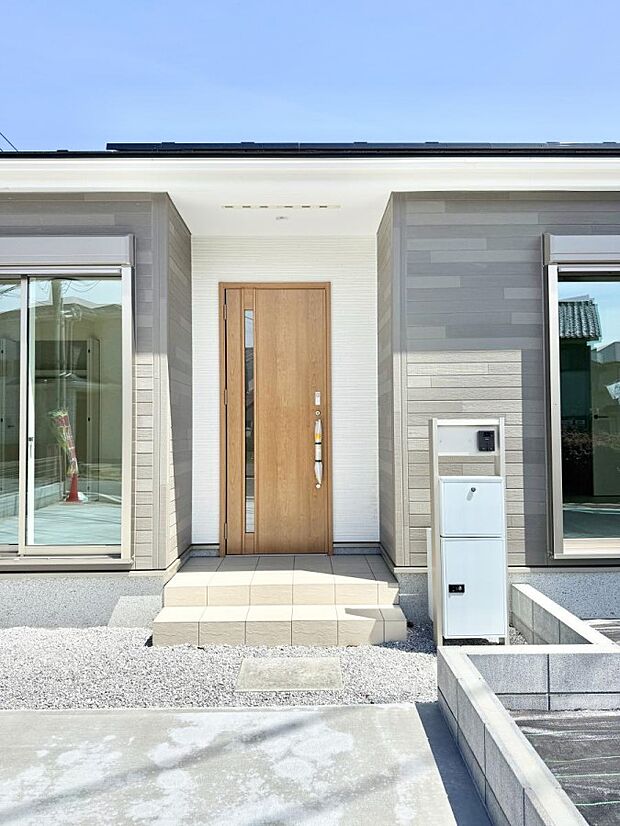 1号棟 ■ シンプルで美しく、住まいの第一印象を彩る玄関です