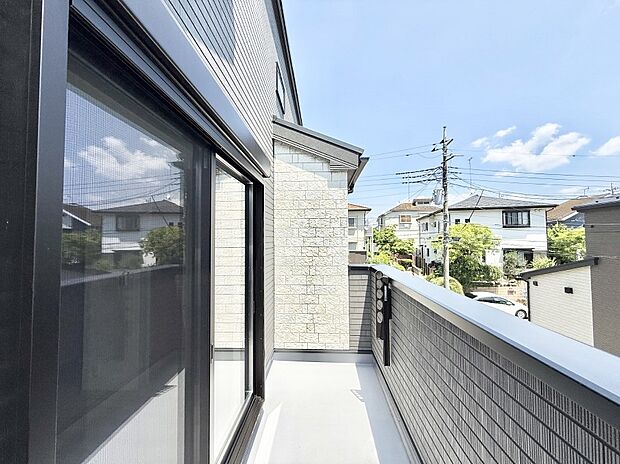 A号棟 ■ 季節の移ろいを感じられる開放的な空間です