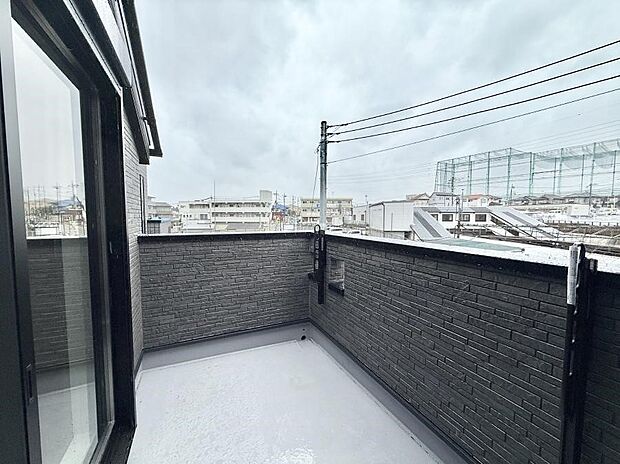 A号棟 ■ 心地よい風と光を感じる、くつろぎのバルコニー