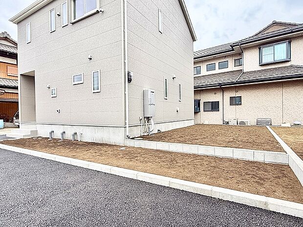 2号棟 ■季節の移ろいを感じられる、落ち着いた雰囲気の屋外空間