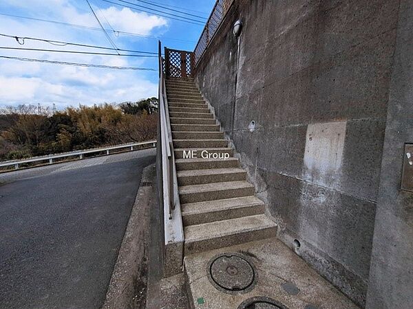 ■高台で階段があり、お子様の道路飛び出しも安全です