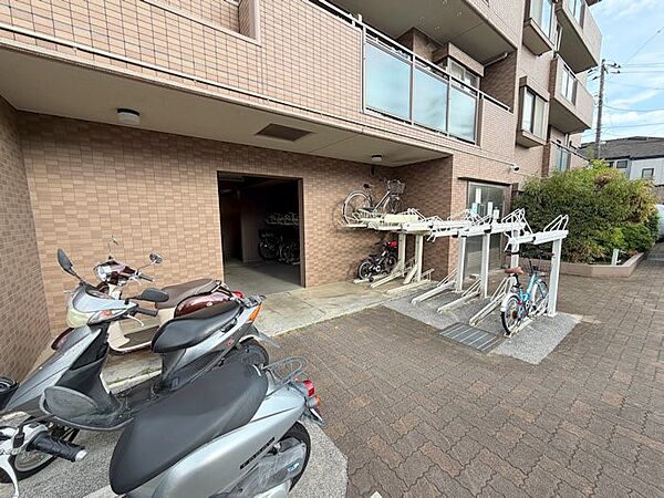 ■敷地内に駐輪場を完備しており、自転車の利用もスムーズです