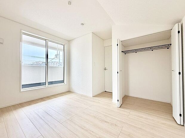8号棟 ■落ち着いた色合いのお部屋で穏やかな時間を楽しめます