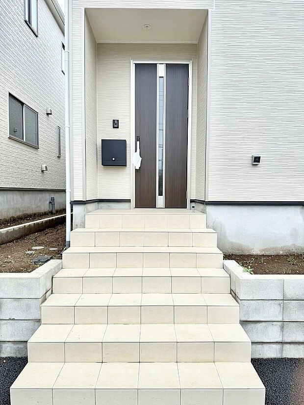 2号棟  ■ シンプルで美しく、住まいの第一印象を彩る玄関です