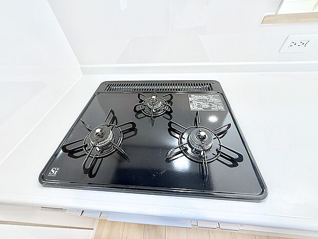 ■3口コンロのシステムキッチンで料理の手順もスムーズに