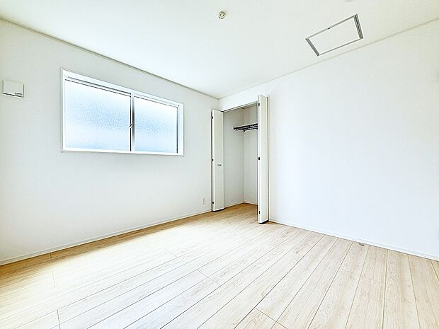 5号棟  ■シンプルな空間で、収納付きベッドやデスクなど、多機能な家具を活用しやすいです