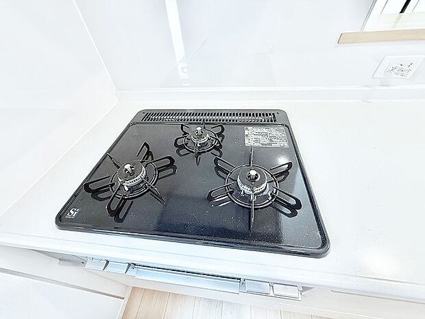 ■3口コンロのシステムキッチンで料理の手順もスムーズに