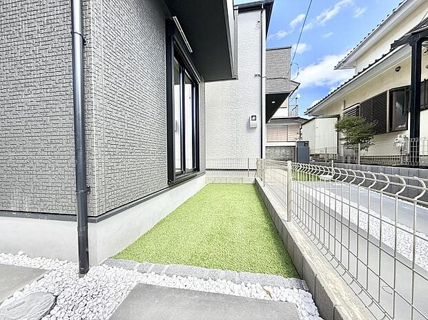 1号棟  ■敷地内にゆとりある緑のスペースがあり、穏やかな雰囲気です