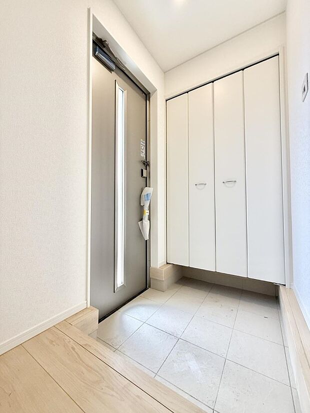 2号棟  ■ 毎日を気持ちよく迎える、明るく温もりのある玄関