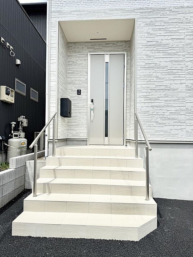 2号棟  ■ 家族とゲストをやさしく迎える、心温まる玄関