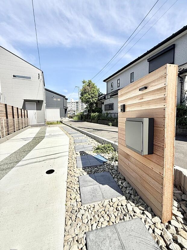 2号棟 ■ シンプルで美しく、住まいの第一印象を彩る玄関です