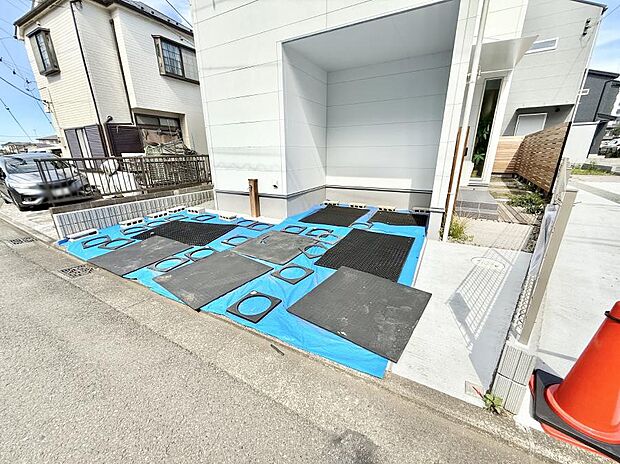1号棟 ■毎日の駐車が快適に!ガレージスペースに自転車置ければ雨除けになりますね