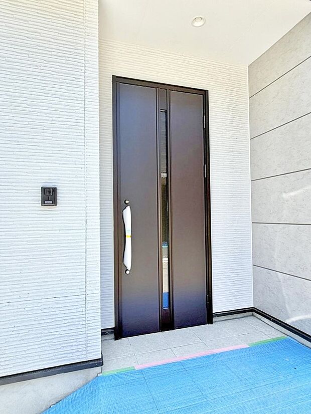 2号棟 ■ シンプルで美しく、住まいの第一印象を彩る玄関です