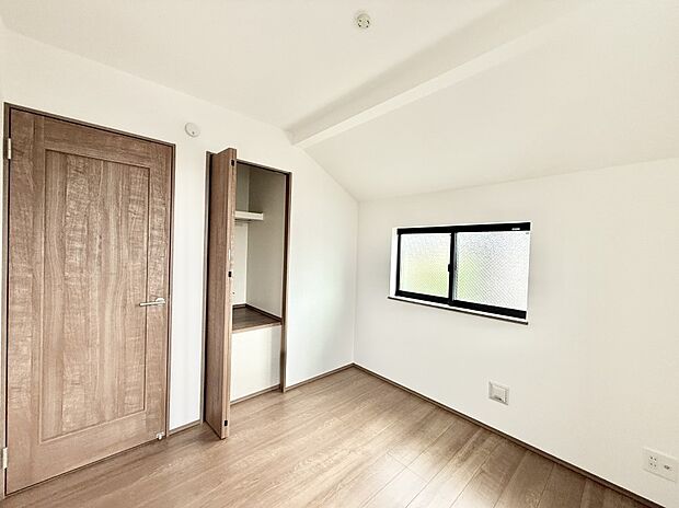 1号棟 ■落ち着いた色合いのお部屋で穏やかな時間を楽しめます