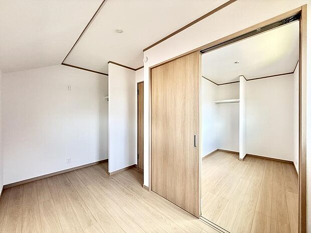 1号棟  ■落ち着いた色合いのお部屋で穏やかな時間を楽しめます