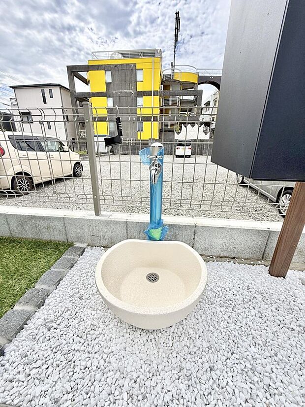 2号棟  ■ガーデニングや洗車などの際に大活躍な屋外立水栓  