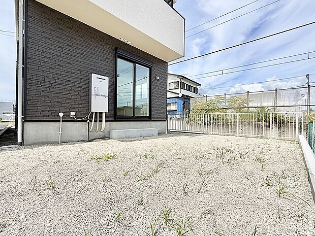3号棟  ■敷地内にゆとりある緑のスペースがあり、穏やかな雰囲気です