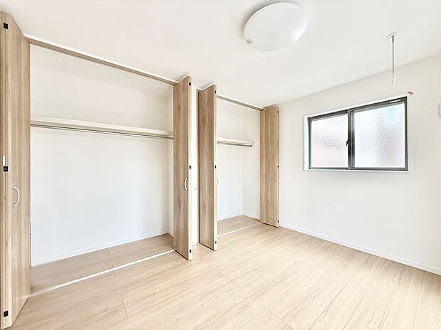 B号棟  ■シンプルな空間で、収納付きベッドやデスクなど、多機能な家具を活用しやすいです