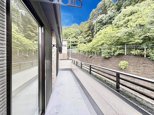 2号棟 ■ 季節の移ろいを感じられる開放的な空間です