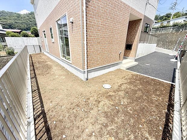 2号棟 ■季節の移ろいを感じられる、落ち着いた雰囲気の屋外空間