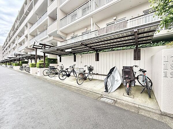 ■敷地内に駐輪場を完備しており、自転車の利用もスムーズです