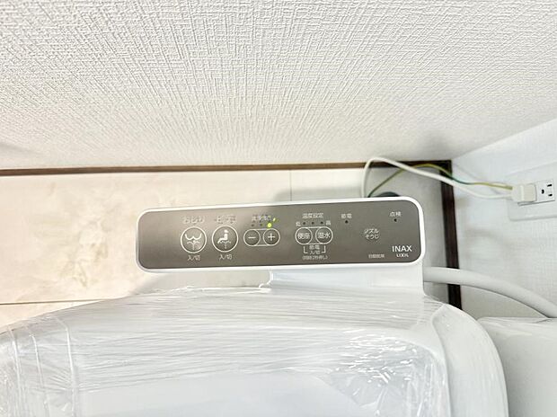 ■温水洗浄で快適、清潔感が保たれるシャワートイレ