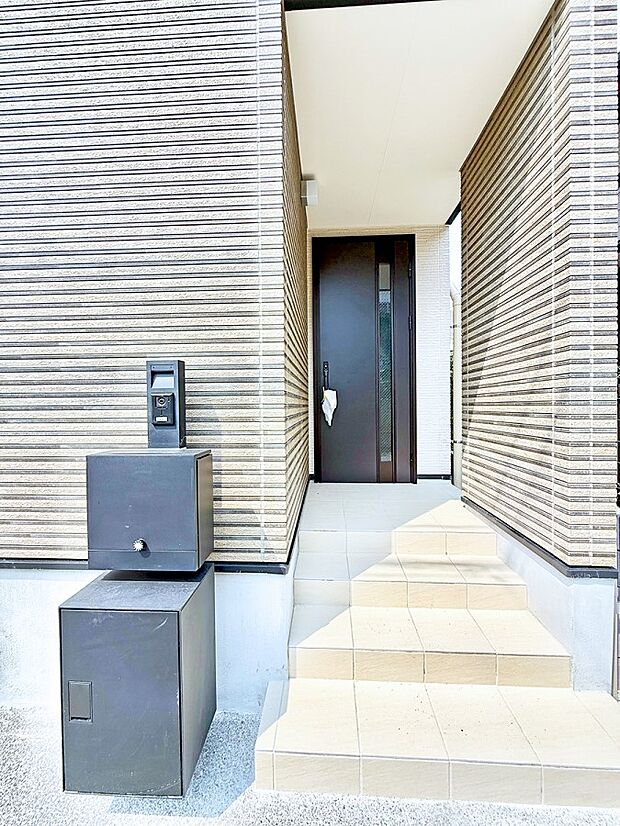 2号棟 ■ 心地よい暮らしへとつながる、温かい玄関