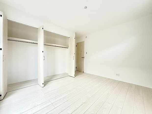 1号棟 ■落ち着いた色合いのお部屋で穏やかな時間を楽しめます