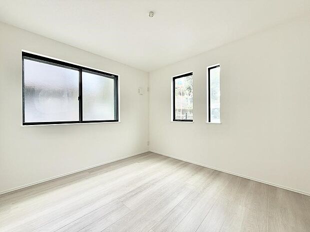 4号棟 ■落ち着いた色合いのお部屋で穏やかな時間を楽しめます