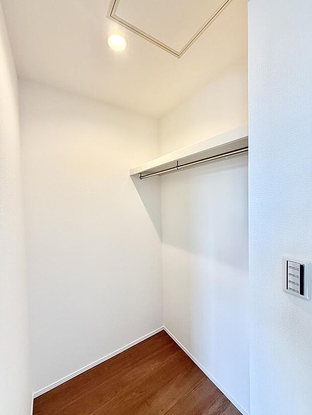 3号棟 ■WIC付きで衣類も荷物もまとめて収納できる便利な空間です
