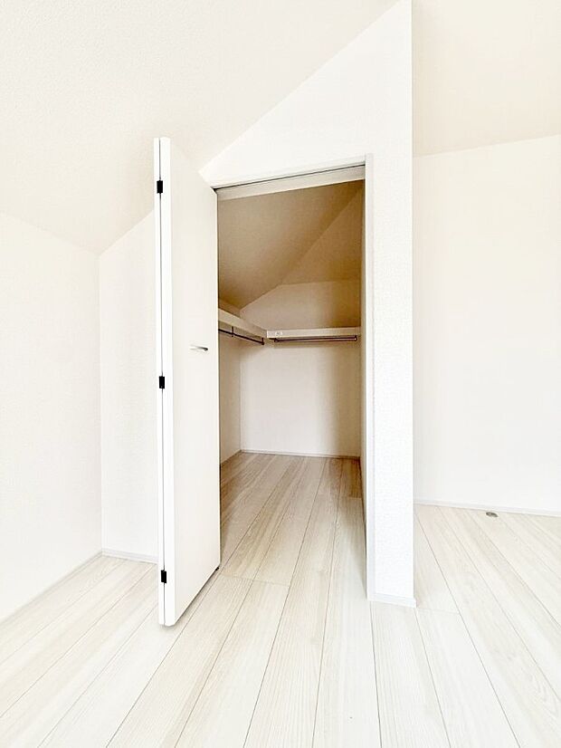 1号棟  ■季節の洋服も、思い出の小物もすっきり収納できるウォークインクローゼット付  