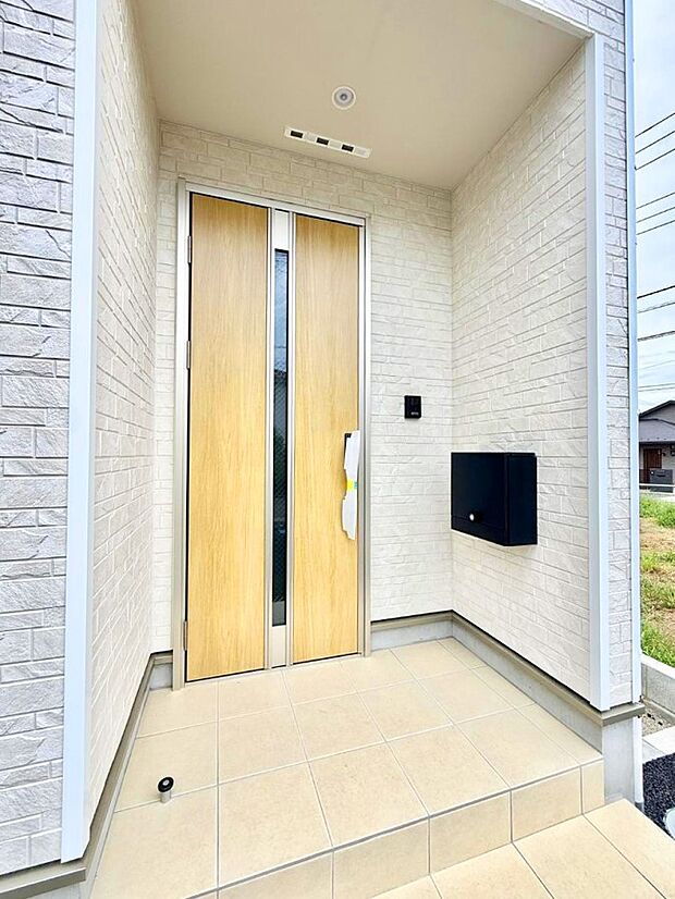 2号棟 ■ シンプルで美しく、住まいの第一印象を彩る玄関です