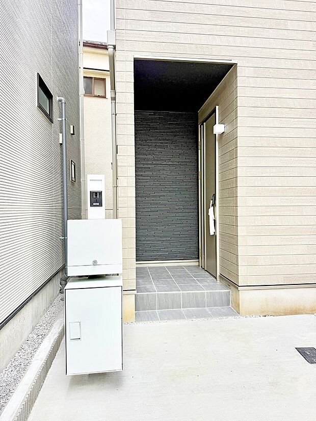 2号棟 ■ 心地よい暮らしへとつながる、温かい玄関