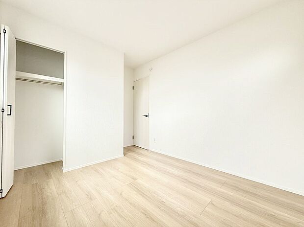 4号棟 ■落ち着いた色合いのお部屋で穏やかな時間を楽しめます