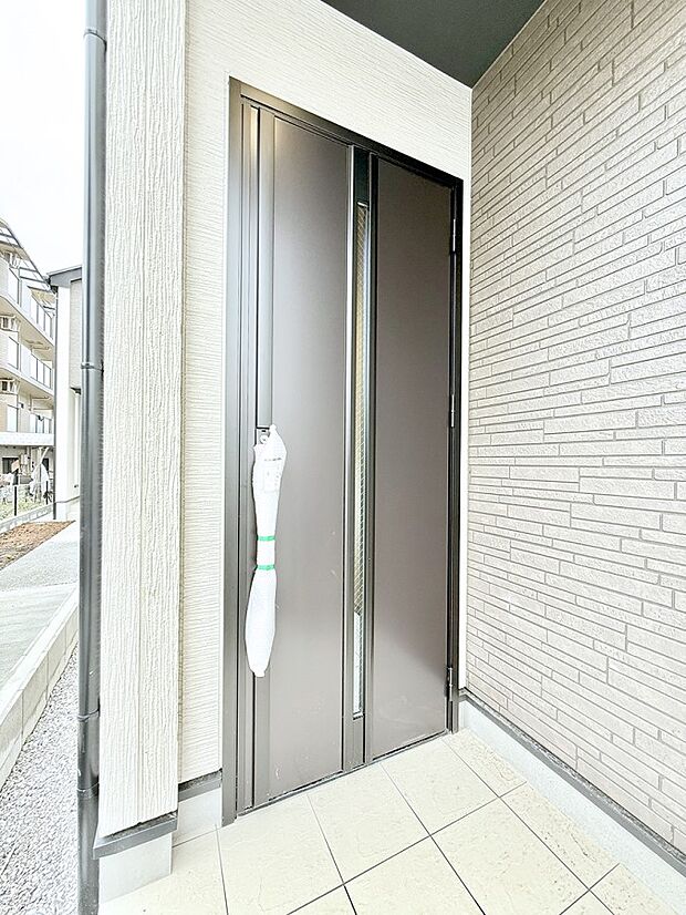 2号棟 ■ シンプルで美しく、住まいの第一印象を彩る玄関です