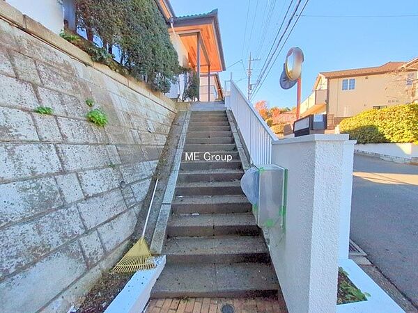 ■高台で階段があり、お子様の道路飛び出しも安全です