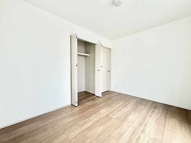 F号棟 ■落ち着いた色合いのお部屋で穏やかな時間を楽しめます