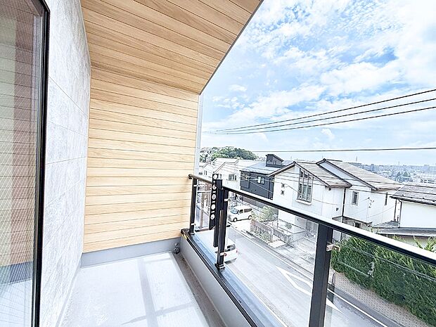 3号棟 ■ 季節の移ろいを感じられる開放的な空間です