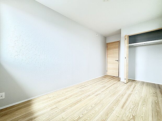 4号棟 ■落ち着いた色合いのお部屋で穏やかな時間を楽しめます