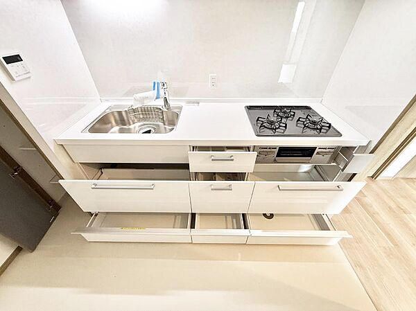 ■シンプルで機能的、毎日使いやすいキッチン