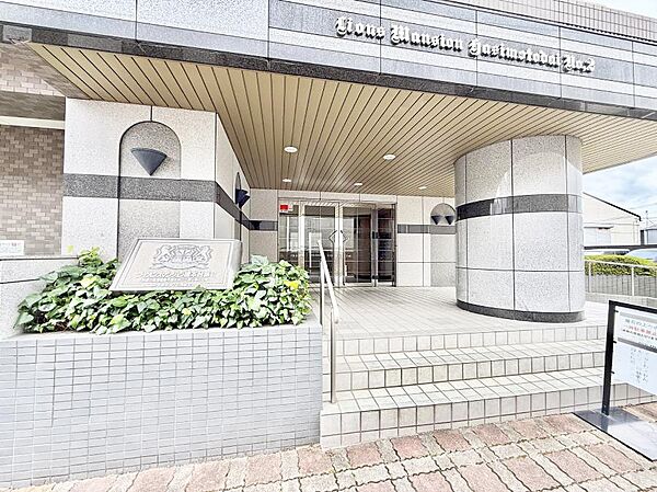 ■落ち着いた雰囲気のエントランスが住まう方を温かく迎えます