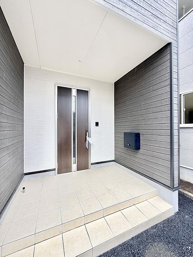 2号棟  ■ シンプルで美しく、住まいの第一印象を彩る玄関です