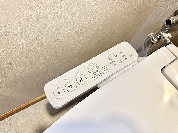 ■温水洗浄で快適、清潔感が保たれるシャワートイレ