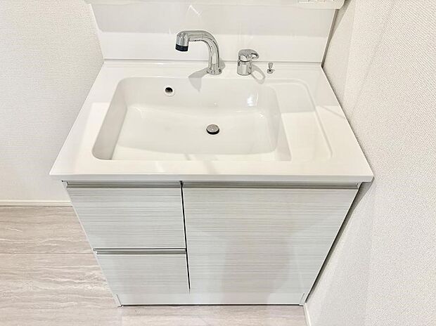 ■細かい部分まで洗いやすく便利なハンドシャワー付き