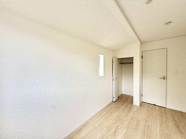 1号棟 ■シンプルな空間で、収納付きベッドやデスクなど、多機能な家具を活用しやすいです