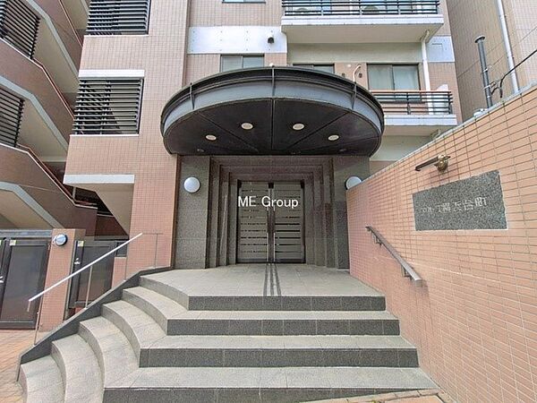 ■落ち着いた雰囲気のエントランスが住まう方を温かく迎えます