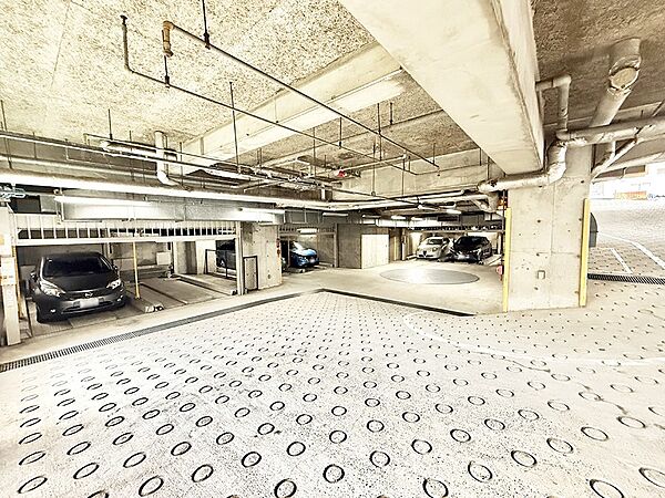 ■駐車場は建物内なので雨にも濡れませんね