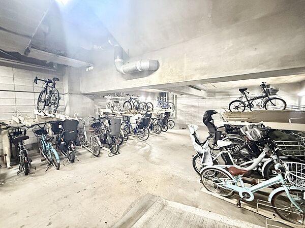 ■敷地内に駐輪場を完備しており、自転車の利用もスムーズです