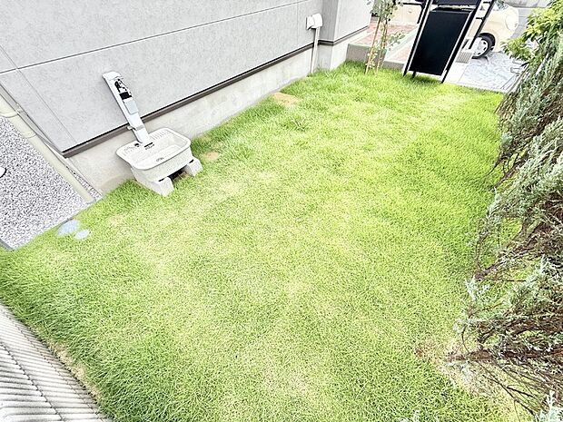 1号棟 ■敷地内にゆとりある緑のスペースがあり、穏やかな雰囲気です
